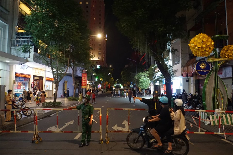 Lực lượng chức năng phải chặn một số đường gần khu vực công viện Bến Bạch Đằng, phố đi bộ Nguyễn Huệ nhằm đảm bảo an toàn, an ninh trật tự.