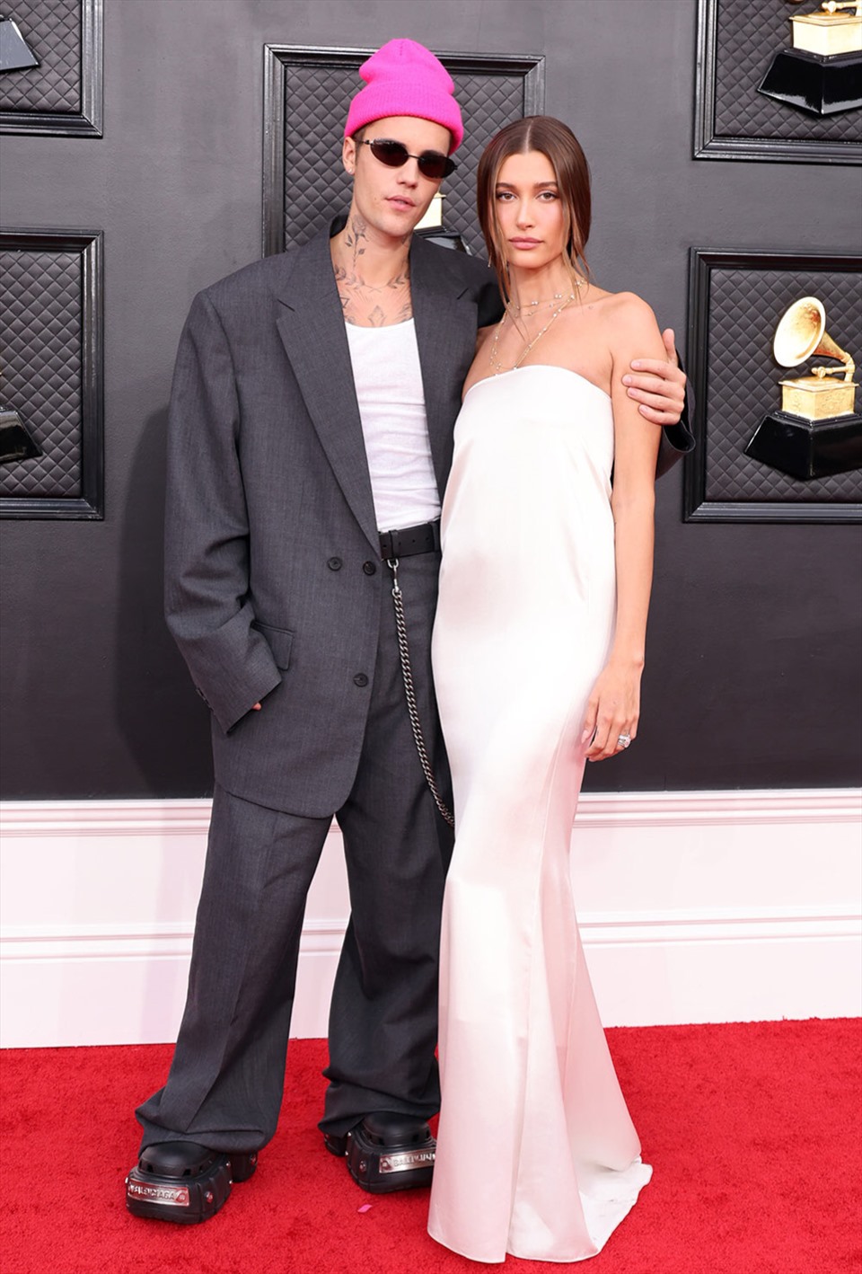 Vợ chồng Bieber tại Grammy 2022.