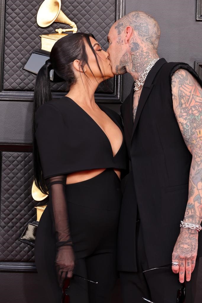Kourtney Kardashian và Travis Barker cũng có màn hôn lưỡi nóng bỏng.