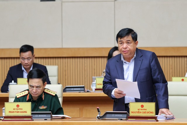 Nguyen Chi Dung 기획투자부 장관은 회의에서 보고서를 발표했습니다. - 사진: Nhat Bac