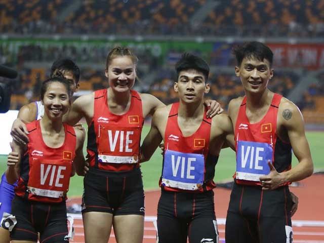 Tổ chạy tiếp sức 4x400m với Nguyễn Thị Hằng, Quách Thị Lan, Trần Đình Sơn và Trần Nhật Hoàng (từ trái sang). Ảnh: CMH
