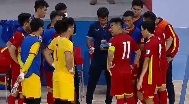 Huấn luyện viên Phạm Minh Giang lo lắng khi các học trò không thể ghi bàn. Ảnh chụp màn hình.