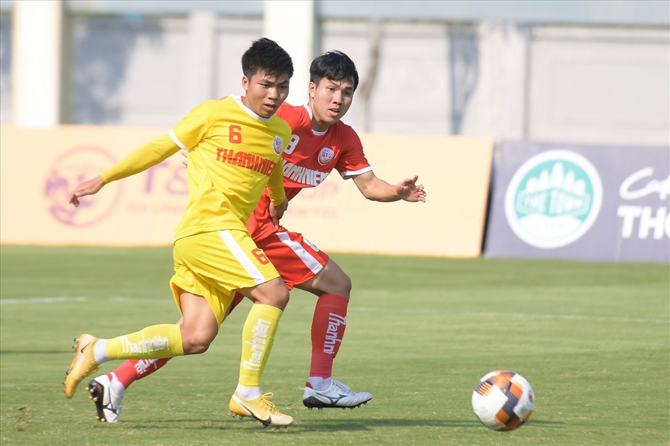 U19 Sông Lam Nghệ An (áo vàng) khẩn trương tìm bàn quân bình tỉ số. Ảnh: V.Đ
