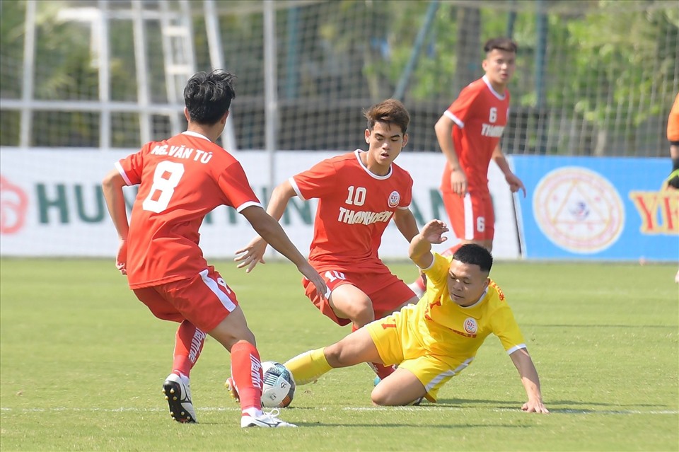 U19 Viettel (áo đỏ) cạnh tranh vé vào chung kết U19 Quốc gia 2022 với Sông Lam Nghệ An. Ảnh: Minh Hiếu