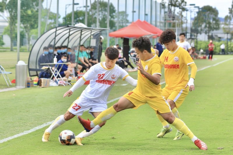 U19 Sông Lam Nghệ An (áo vàng) vượt qua U19 Thanh Hoá ở tứ kết. Ảnh: VFF