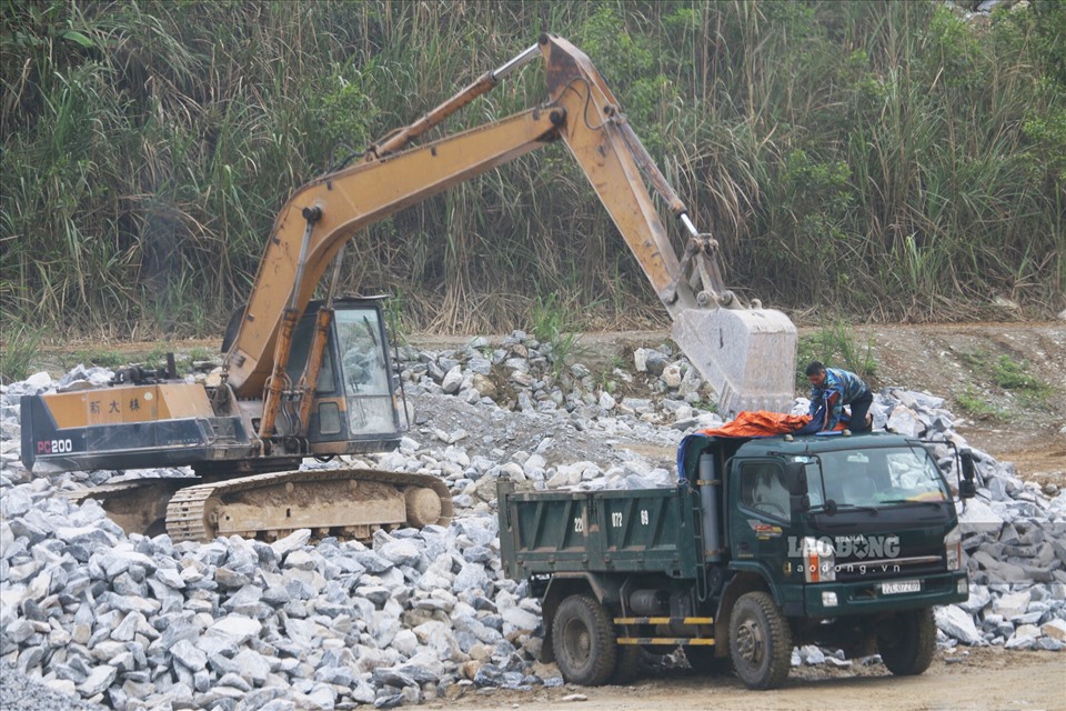 Chỉ trong hơn nửa tiếng chiều ngày 30.3, PV đã ghi nhận hơn chục lượt xe tải từ phía QL.37 vào mỏ đá Thanh Ba và Toàn Phương để lấy đá, phần nhiều trong số đó là đá tảng chưa qua chế biến rồi vô tư phóng bạt mạng trên con đường bê tông qua khu dân cư.