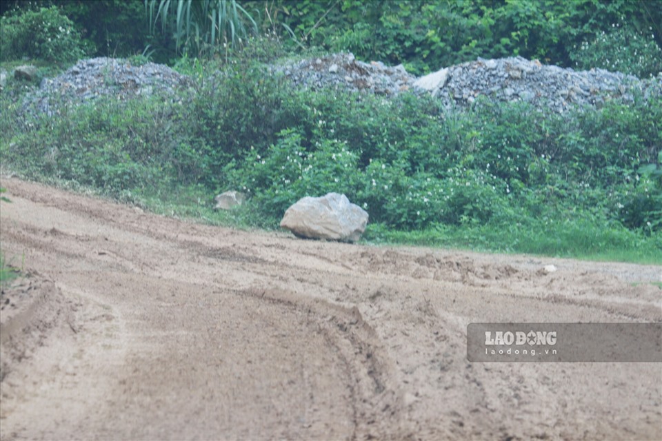 Không khó để bắt gặp hình ảnh những tảng đá to bị rơi từ xe tải lăn lóc dọc tuyến đường dẫn vào mỏ Toàn Phương và Thanh Ba.