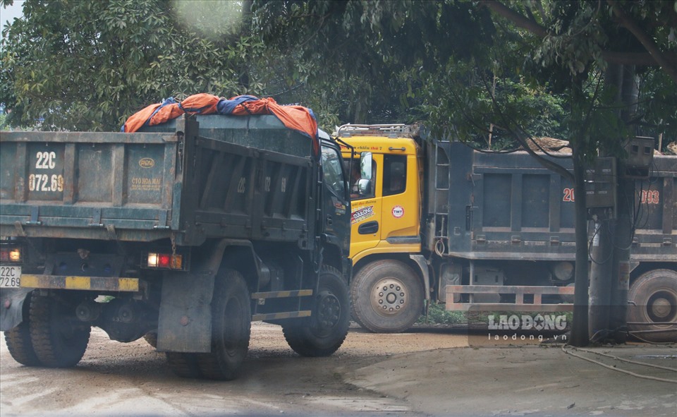 Con đường dẫn vào tổ dân phố An Đinh vẫn luôn trong tình trạng tấp nập, nhộn nhịp xe tải chở đá ra vào.