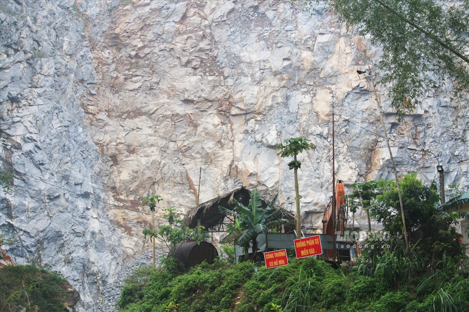 Cách mỏ đá Toàn Phương chỉ vài chục mét là mỏ đá Thanh Ba, tuy không có hoạt động nghiền, chế biến đá nhưng việc nổ mìn, phá đá tại đây đã ít nhiều ảnh hưởng tới cuộc sống của người dân.