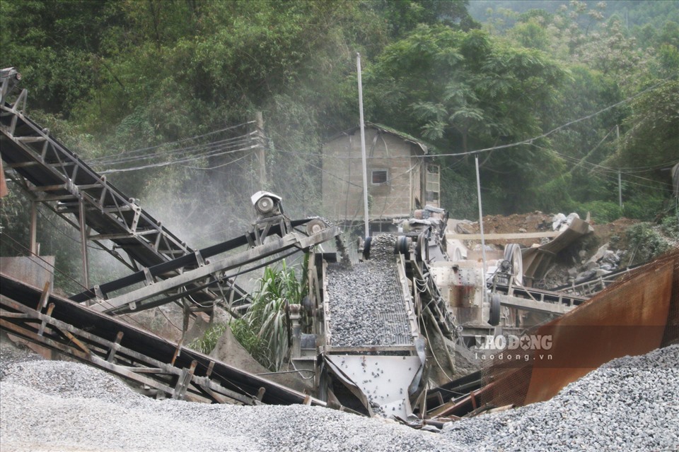 Phía trong mỏ đá Toàn Phương là dàn máy móc đang gầm gào nghiền đá, tiếng ồn, bụi vang xa cả một khu vực.