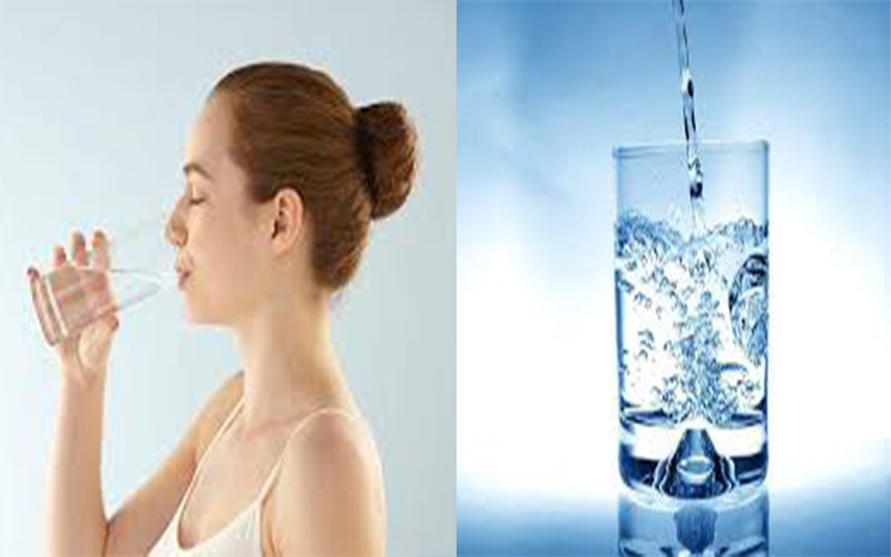 Uống đủ nước: Đây là một trong những cách tốt nhất để giữ cho làn da luôn săn chắc. Nước cung cấp độ ẩm cho da, giúp làm mờ nếp nhăn do lão hóa. Nước cũng giúp các tế bào dễ dàng hấp thụ các chất dinh dưỡng đồng thời loại bỏ các độc tố.