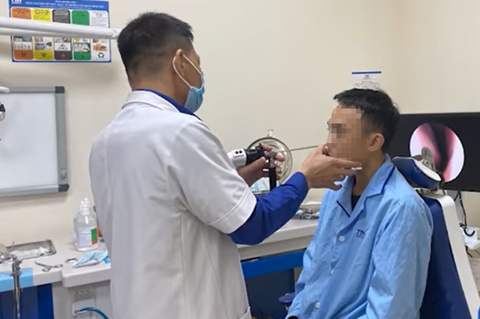Bác sỹ nội soi gắp đỉa trong mũi anh A. Ảnh: TH.