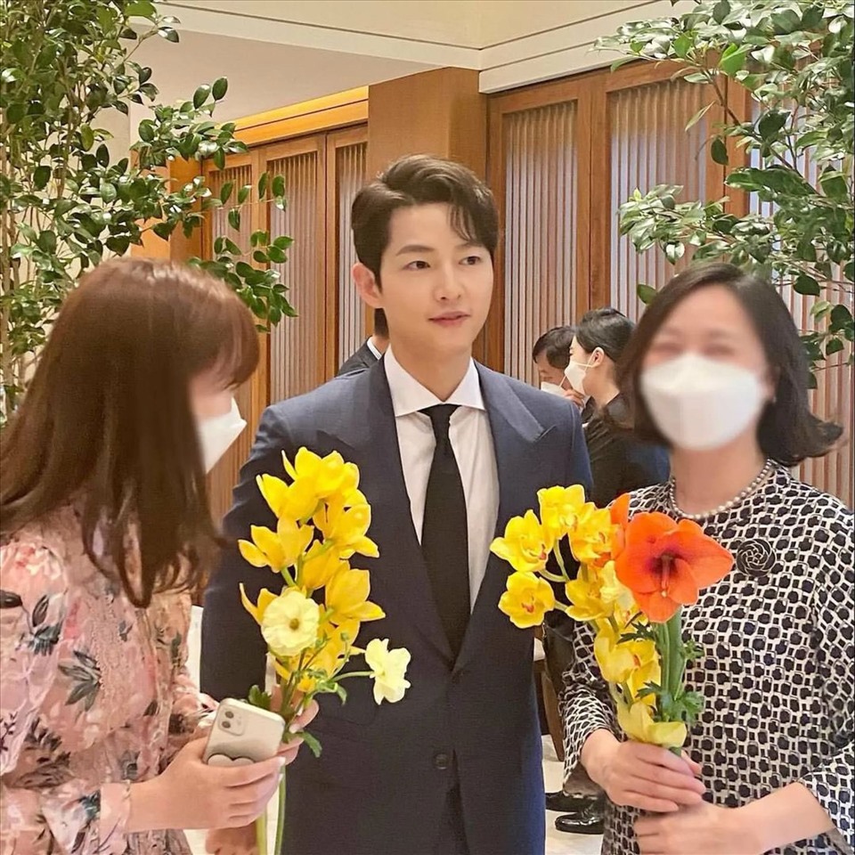 Bức ảnh làm dấy tin đồn Song Joong Ki tham dự đám cưới. Tuy nhiên sau đó, fan phát hiện đây chỉ là tấm ảnh cũ của tài tử.
