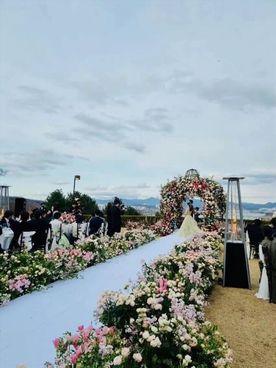 Hyun Bin, Son Ye Jin trang trí đám cưới với lễ đường phủ đầy hoa.