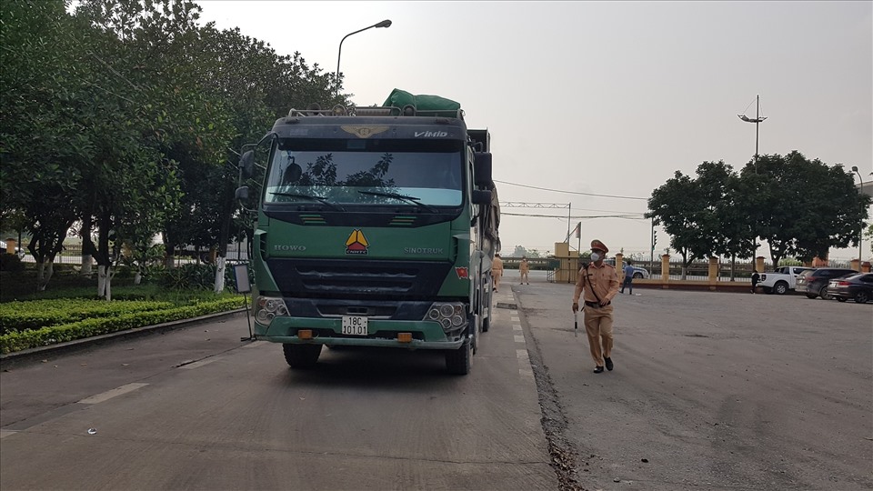 Lực lượng CSGT Công an tỉnh Ninh Bình xử lý xe quá tải. Ảnh: NT