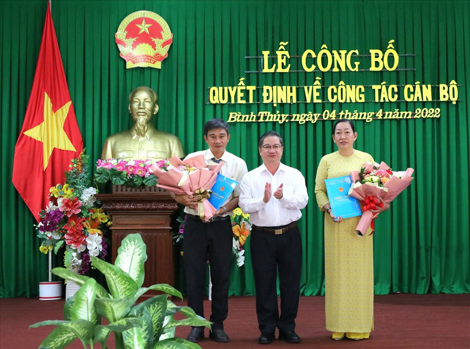 Ông Trần Việt Trường – Chủ tịch UBND TP. Cần Thơ trao quyết định cho bà Phan Thị Nguyệt và ông Lê Phước Lợi.