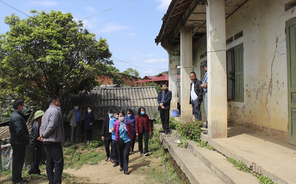 Đoàn công tác của LĐLĐ TP.Hồ Chí Minh phối hợp với LĐLĐ tỉnh Điện Biên khảo sát một số điểm hỗ trợ. Ảnh: Đặng Sang