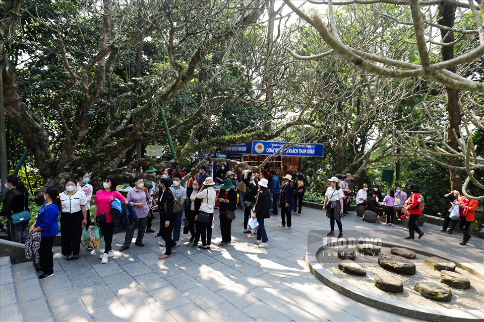 Dòng người chuẩn bị dâng hương tại khu đền Trung thuộc Khu di tích lịch sử đền Hùng.
