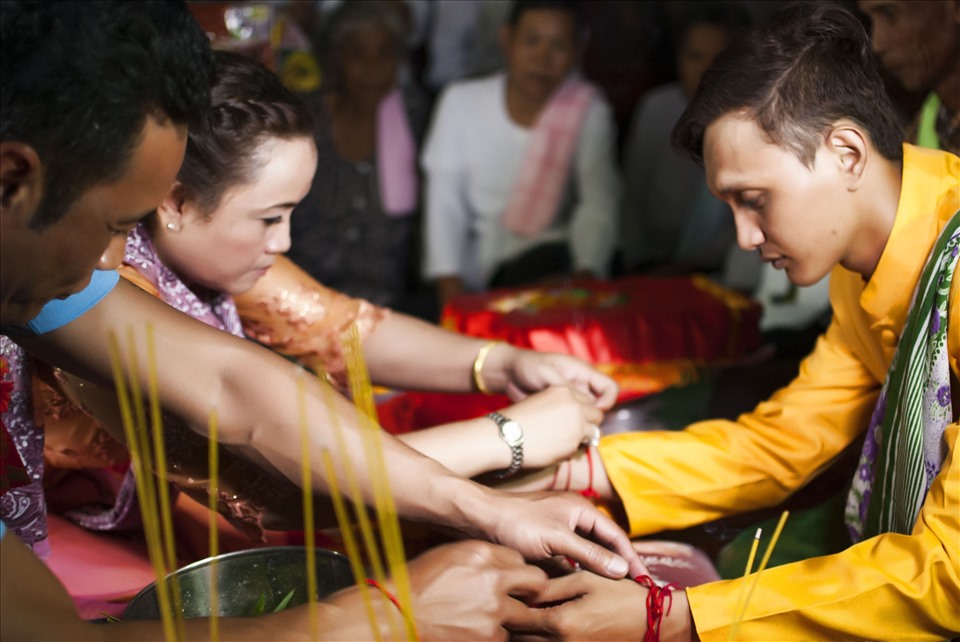Chú rể Ya Ra thực hành nghi lễ tạ ơn cha, mẹ trước khi cử hành “Lễ rước trái cây” đến nhà gái. Ảnh: Cao Thanh Long