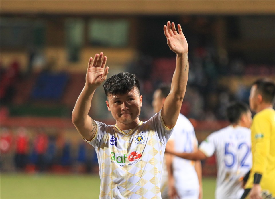 Tiền vệ Quang Hải xúc động trong ngày thi đấu cuối cùng tại V.League 2022. Ảnh: Minh Đức