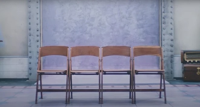 Phân cảnh 4 chiếc ghế trống đặt cạnh nhau tượng trương cho 4 thành viên nhóm. Ảnh: CMH