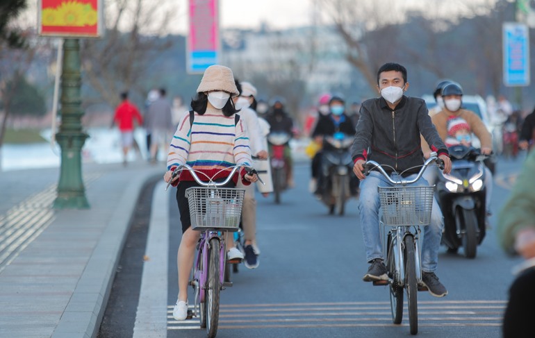 Người dân và du khách đạp xe quanh hồ Xuân Hương, trung tâm TP. Đà Lạt