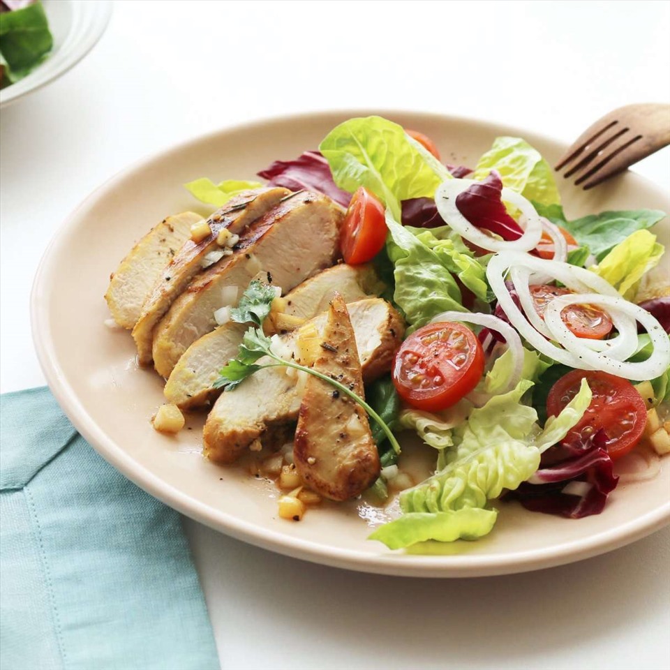 Salad ức gà phù hợp với những ai đang muốn giữ dáng.