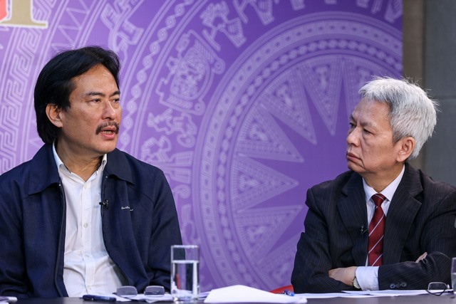 Ông Nguyễn Hùng Dũng, Thành viên HĐTV Tập đoàn Dầu khí Việt Nam (trái) trao đổi tại Tọa đàm - Ảnh: VGP/Nhật Bắc