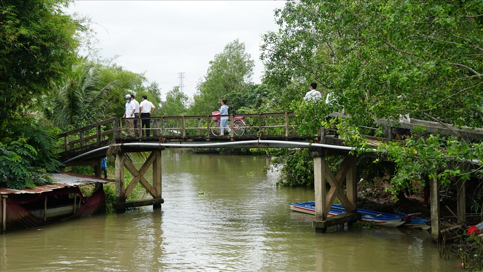 Cách đó không xa khoảng 500m, cầu Ba Bích cũng với tình trạng xuống cấp.