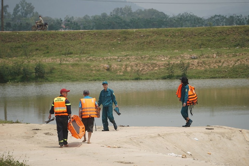 Lực lượng cứu hộ, cứu nạn sử dụng các trang thiết bị tìm kiếm các nạn nhân trên sông Mậu Khê (đoạn qua xã Thiệu Hợp, huyện Thiệu Hóa, Thanh Hóa). Ảnh: Q.D