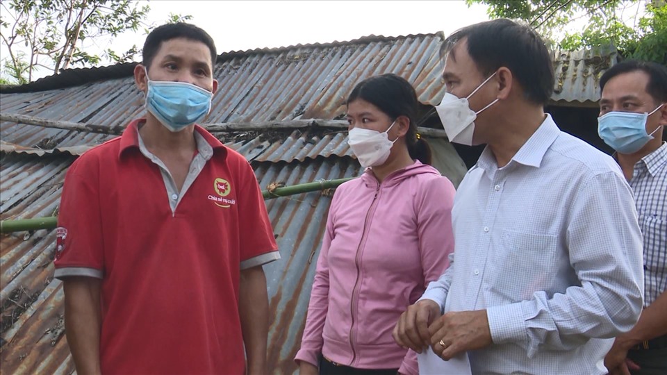 Lãnh đạo UBMTTQ Việt Nam tỉnh Phú Yên trao hỗ trợ cho người dân có tàu bị chìm trong đợt mưa lốc bất thường vừa qua. Ảnh: Phương Uyên