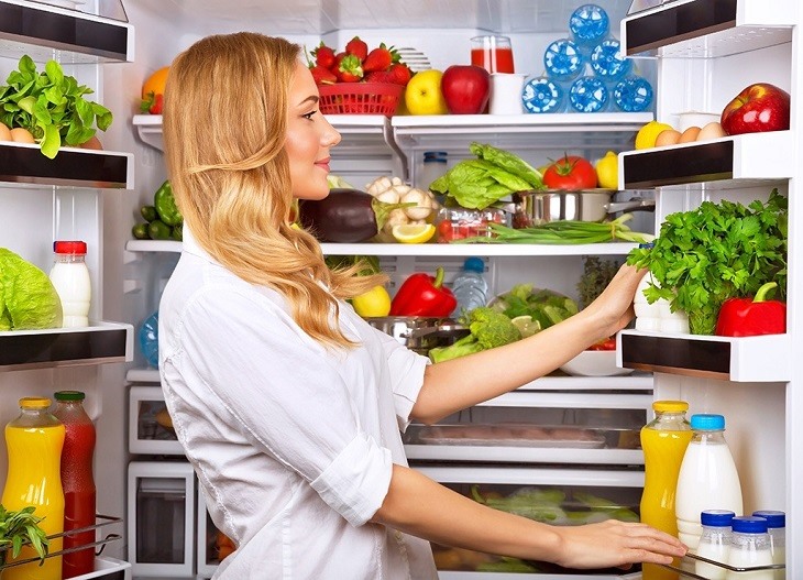 Để quá nhiều thực phẩm như rau, củ, quả,... trong ngăn mát có khả năng làm chảy nước tủ lạnh. Ảnh: ST