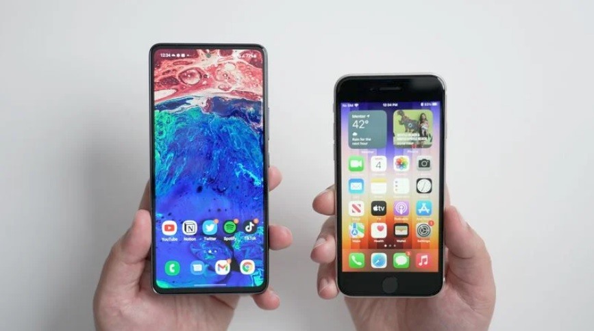 Màn hình hiển thị của iPhone SE 2022 và Galaxy A53 5G. Ảnh chụp màn hình