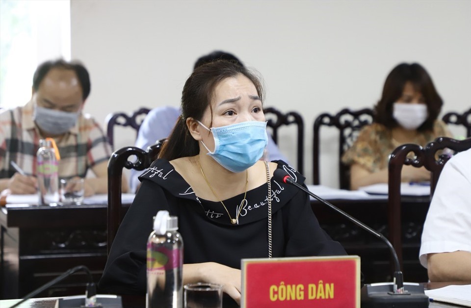 Bà Trần Thị Liệu (đại diện cho người lao động tại Công ty CP Đầu tư - Xây dựng và Thương mại 423) kiến nghị giải quyết quyền lợi cho người lao động. Ảnh: Phạm Bằng/BNA