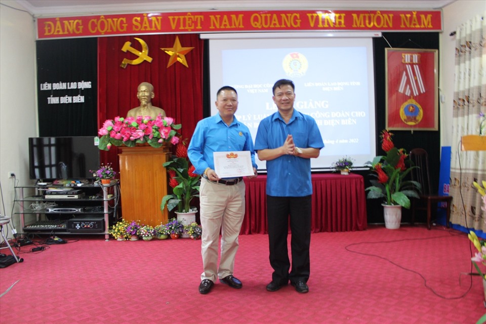 Đồng chí Lê Thanh Hà - Chủ tịch LĐLĐ tỉnh trao giấy khen của trường Đại học công đoàn cho học viên có thành tích xuất sắc trong quá trình học tập (ảnh: Giang Nam)