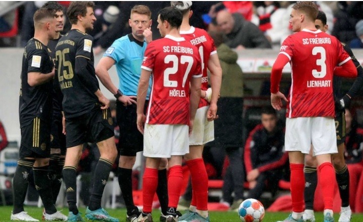 Trọng tài chính bối rối vì tình huống chưa từng xảy ra khi Bayern chơi với 12 người. Ảnh: Getty