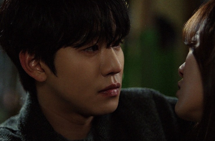 Tập 5 “Hẹn hò chốn công sở”, Tae Mu nhận ra tình cảm của mình dành cho Ha Ri. Ảnh: CMH