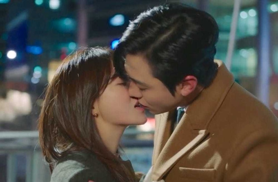 Nụ hôn trên cầu của Tae Mu và Ha Ri. Ảnh: ST