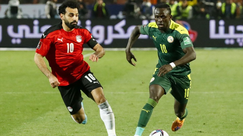 Salah và Mane trong màu áo tuyển quốc gia. Ảnh: AFP