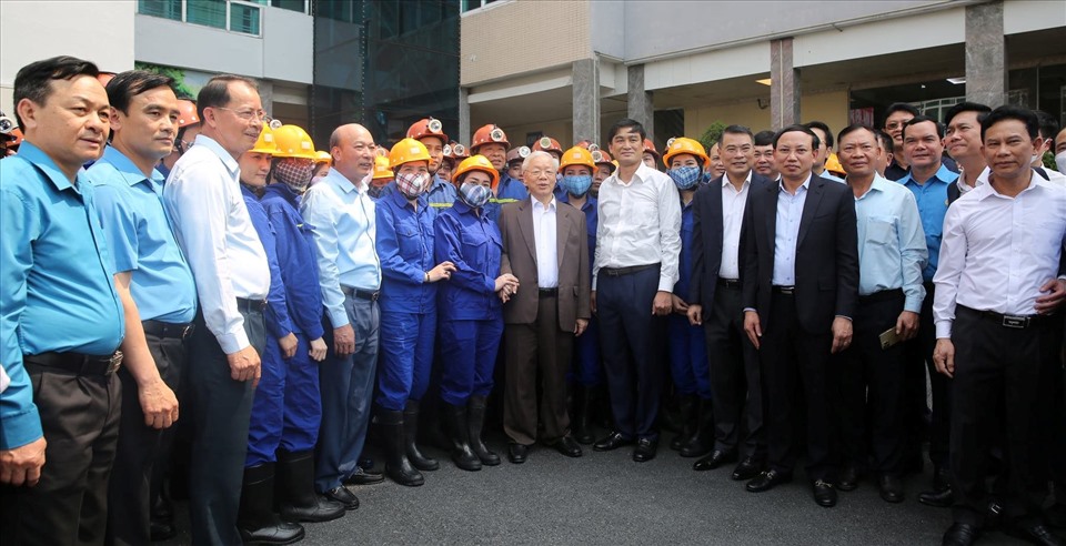 Tổng Bí thư Nguyễn Phú Trọng chụp ảnh lưu niệm cùng các đại biểu và cán bộ, công nhân Công ty CP Than Vàng Danh. Ảnh: CTV