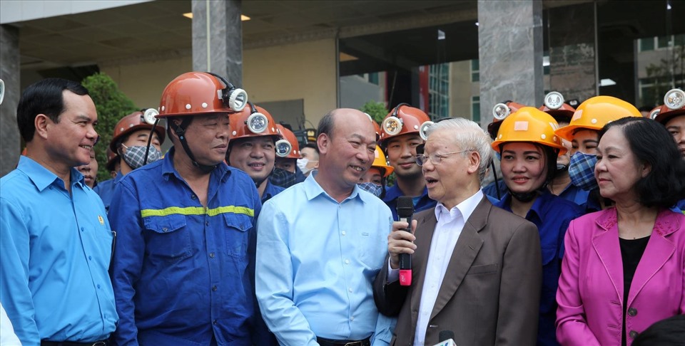 Sau khi thăm Khu di tích và rừng quốc gia Yên Tử, Tổng Bí thư Nguyễn Phú Trọng đã đến thăm cán bộ, công nhân Công ty CP than Vàng Danh. Ảnh: CTV