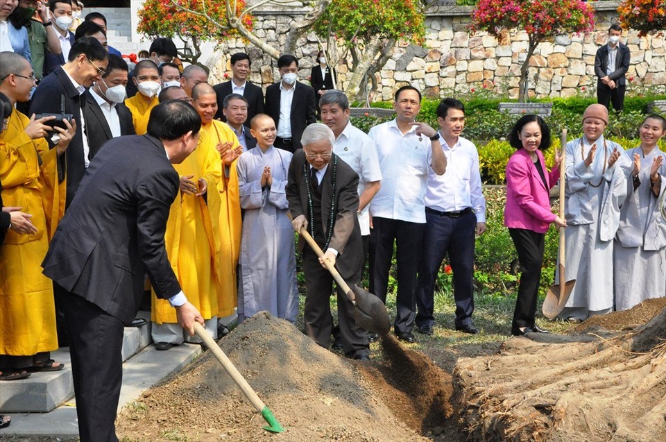 Tổng Bí thư Nguyễn Phú Trọng trồng cây lưu niệm tại Khu di tích và rừng quốc gia Yên Tử. Ảnh: CTV