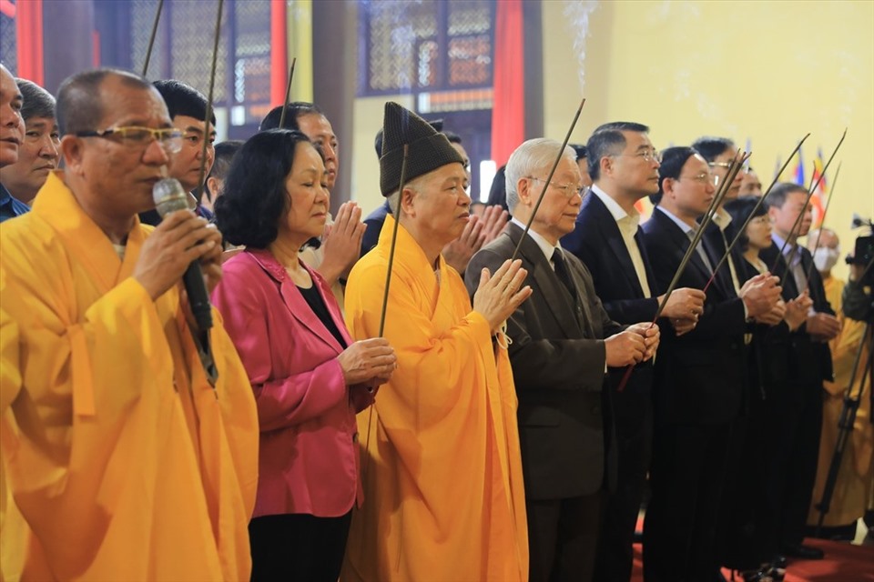 Tổng Bí thư Nguyễn Phú Trọng và các đại biểu dâng hương tưởng niệm Đức Vua- Phật hoàng Trần Nhân Tông tại Khu di tích và rừng quốc gia Yên Tử. Ảnh: CTV