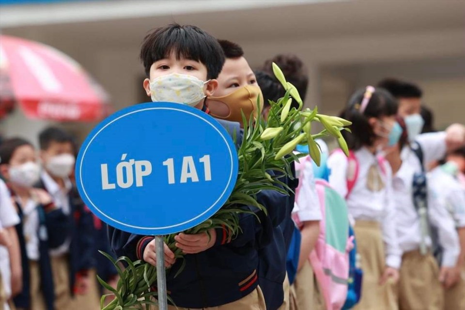 Các em học sinh lớp 1A1 Trường TH - THCS - THPT Khương Hạ (Thanh Xuân) xếp hàng ngay ngắn để vào lớp học. Ảnh: Hải Nguyễn