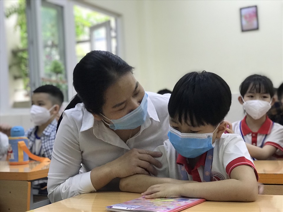 Em Nguyễn Đăng Bách - học sinh lớp 1G - Trường Tiểu học Dịch Vọng A (Cầu Giấy) chia sẻ, em rất vui trong ngày đầu đến trường. Sáng em đã dậy từ rất sớm để chuẩn bị đi học.
