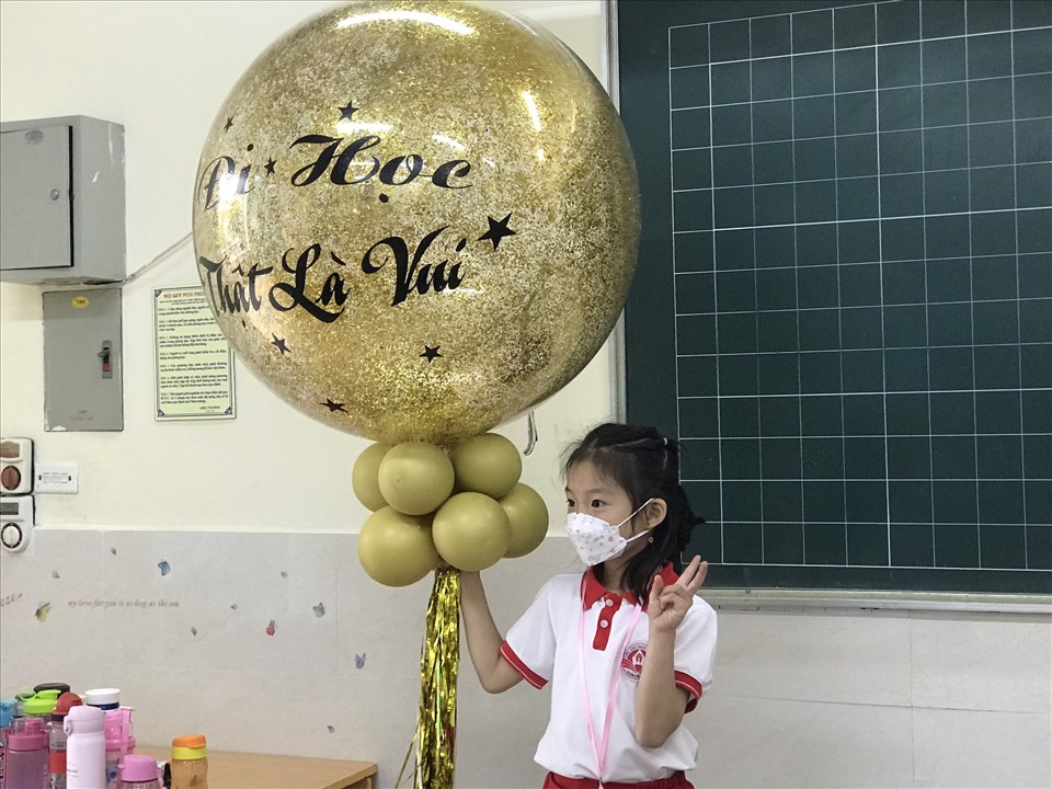 Học sinh lớp 1H Trường Tiểu học Dịch Vọng A được tặng quà trong ngày đầu đi học. Ảnh: Thiều Trang