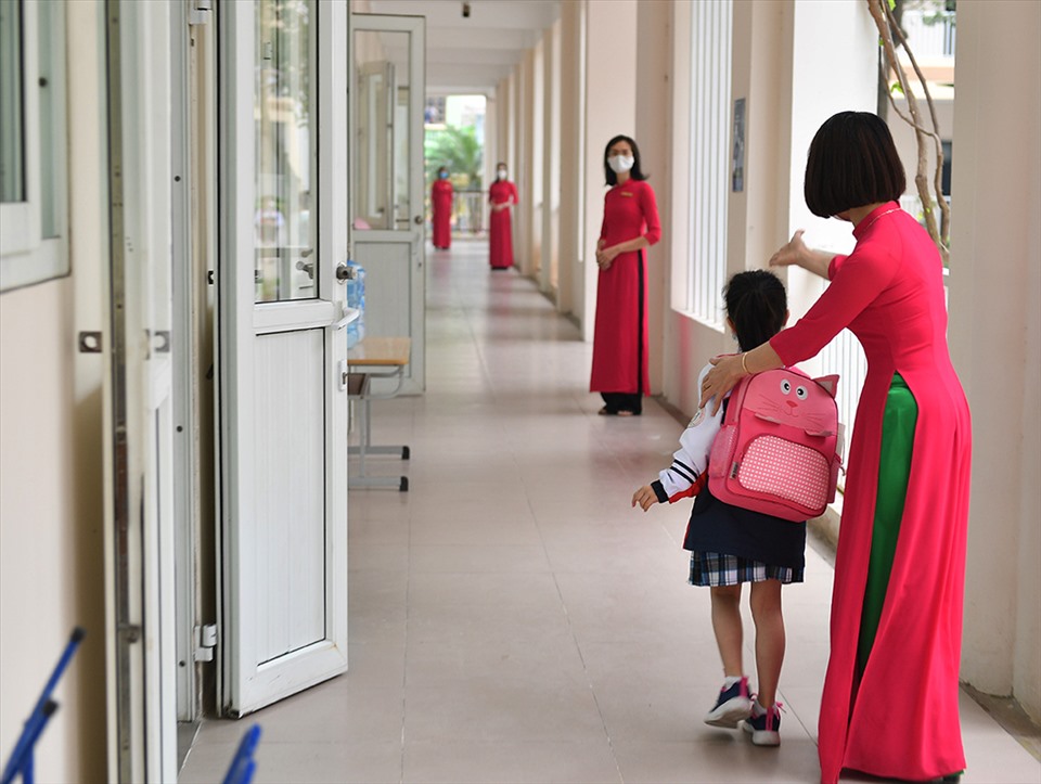 Các cô giáo áo dài đứng dọc hành lang đón các bé.