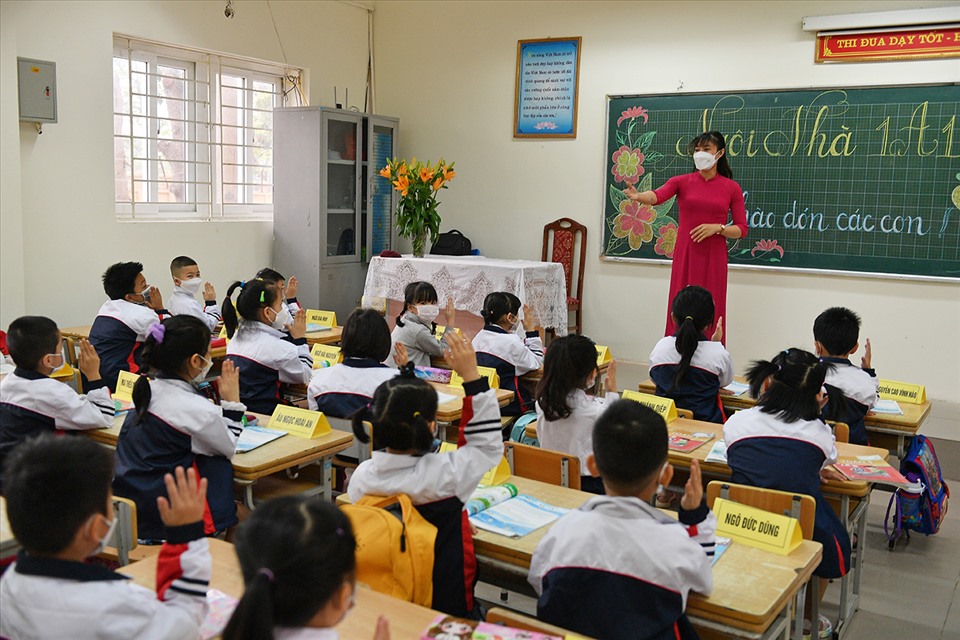 Bài học đầu tiên của lớp 1A1 do cô giáo Nguyễn Thị Hạnh đứng lớp.