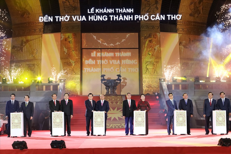 Chủ tịch nước Nguyễn Xuân Phúc cùng lãnh đạo Đảng, nguyên Lãnh đạo Đảng bấm nút khánh thành Đền Hùng.