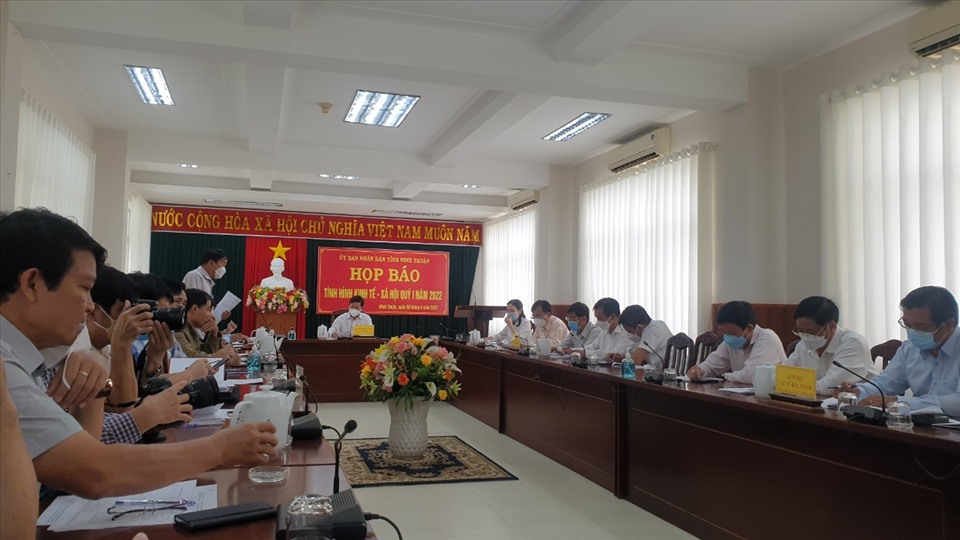 Chủ tịch Ninh Thuận đề nghị công an vào cuộc xác minh việc doanh nghiệp giả chữ ký để vận chuyển cát trên sông Dinh.